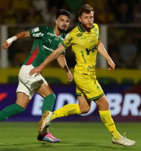 Flaco López em ação no duelo entre Mirasosl e Palmeiras