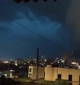 A forte chuva foi registrada no início da noite desta segunda-feira (31)