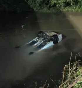 Carro caiu em rio na cidade de Pinhais