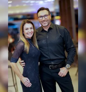 No registro, ao lado da esposa, Fabia Pauliki, sua companheira de vida e apoio constante