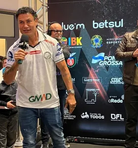 Acelino Popó Freitas veste camisa do Operário Ferroviário