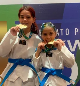 As duas atletas fazem parte de um projeto social desenvolvido em Ponta Grossa, que incentiva crianças e adolescentes por meio da prática do taekwondo, promovendo inclusão, disciplina e desenvolvimento esportivo
