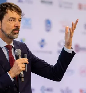Na primeira palestra do Fórum, Fernando Schüler apresentou uma análise sobre os contrastes e os potenciais do Brasil. Para o professor, apesar dos desafios estruturais enfrentados pelo país, existe setores que demonstram capacidade de competir em nível internacional, entre eles o agronegócio