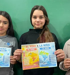 Os alunos apresentam cartazes sobre El Niño e La Niña, produzidos com apoio da inteligência artificial durante a atividade