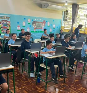 O uso individual dos notebooks proporcionou uma nova experiência à turma durante a videoaula sobre materiais sustentáveis