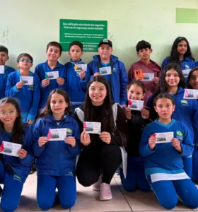 Educandos escreveram suas próprias mensagens e levaram carinho aos que compartilham do seu cotidiano