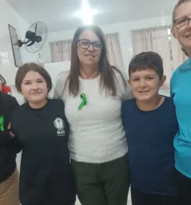 Estudantes levaram campanha e broches para várias pessoas na instituição