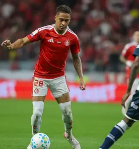 Jogadores do Internacional lamentam o empate com o Remo, no Beira-Rio, em Porto Alegre, na 23a rodada do Brasileirão