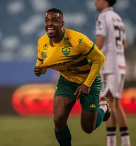 Wesley Dias celebra gol do Cuiabá sobre o Operário-PR