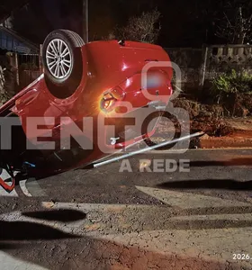 Com o impacto, a passageira conseguiu sair rastejando do automóvel, enquanto a condutora precisou do auxílio de populares para deixar o interior do veículo