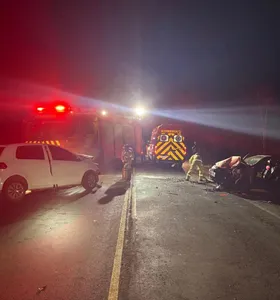 Conforme os vestígios encontrados no local, o VW Fox colidiu contra o caminhão e, na sequência, atingiu a Fiat Strada