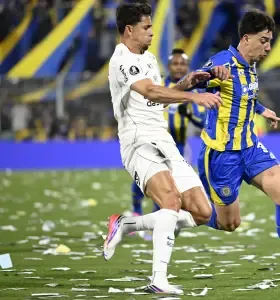 Rosario Central e Corinthians fizeram uma partida disputada, com algumas entradas mais duras.