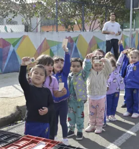 Na visita, as crianças levaram a reciclagem para trocar por alimentos