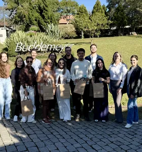 Durante a visita, a equipe, juntamente com arquitetos parceiros, conheceram de perto toda a cadeia de produção da fábrica, acompanhando as etapas que transformam matéria-prima em produtos reconhecidos pela qualidade, tecnologia e acabamento