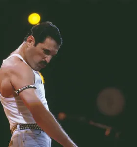 Cantor Freddie Mercury em show do Queen no estádio do Wembley, em Londres, no festival "Live Aid", em 13 de julho de 1985