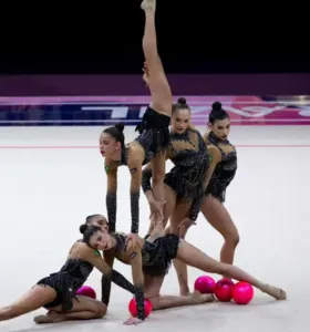 A formação é composta por Maria Eduarda Arakaki, Nicole Pírcio, Sofia Madeira, Maria Paula Caminha e pelas paranaenses Julia Kurunczi e Mariana Gonçalves