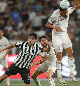 Ignácio sobe sozinho para cabecear e empatar o clássico entre Botafogo e Fluminense pelo Brasileirão