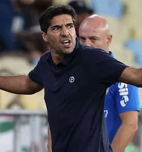 Abel Ferreira durante partida contra o Fluminense neste sábado (15) no Maracanã