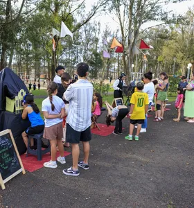 A proposta buscou valorizar o encontro entre arte, memória, território e comunidade, aproximando o teatro lambe-lambe de públicos diversos
