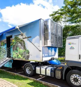 Projeto oferece viagem pelo universo dentro de um caminhão