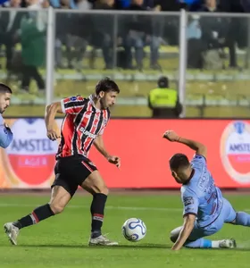 Calleri em ação na partida contra o Bolívar, em La Paz