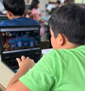 Os Chromebooks permitem que as escolas diversifiquem as atividades pedagógicas