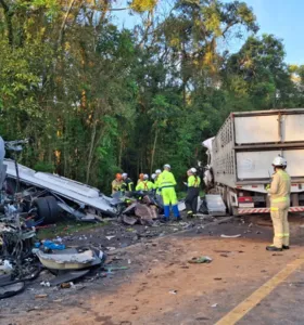 A rodovia permaneceu totalmente interditada durante várias horas para atendimento da ocorrência