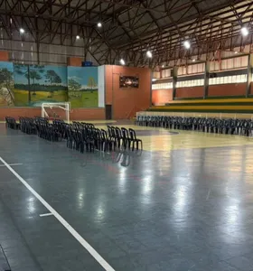 Ginásio municipal de Imbituva começa a ser preparado para receber o velório coletivo das vítimas da tragédia na BR-373