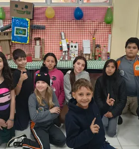 Os alunos realizaram pesquisas, estudos com algoritmos e confeccionaram seus próprios robôs utilizando materiais recicláveis
