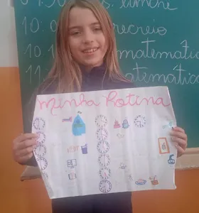 Como parte do projeto, os alunos realizaram uma pesquisa com seus familiares, produziram poemas autorais e confeccionaram cartazes sobre o tema