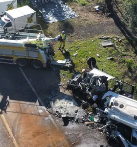 A colisão entre um micro-ônibus da Secretaria de Saúde de Imbituva e uma carreta resultou na morte de ao menos 23 pessoas e deixou cinco feridos