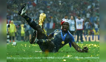 Benjamin Mendy comemorando a conquista da Copa do Mundo de 2018 pela França