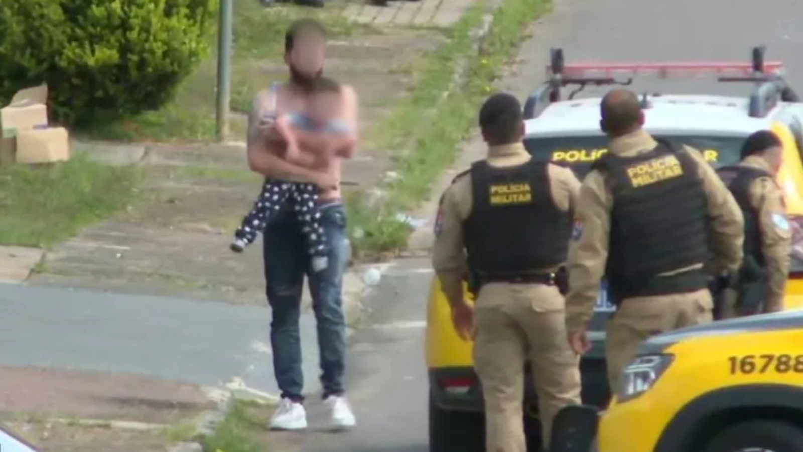 Homem esfaqueia ex-companheira e faz filho de 2 anos como refém