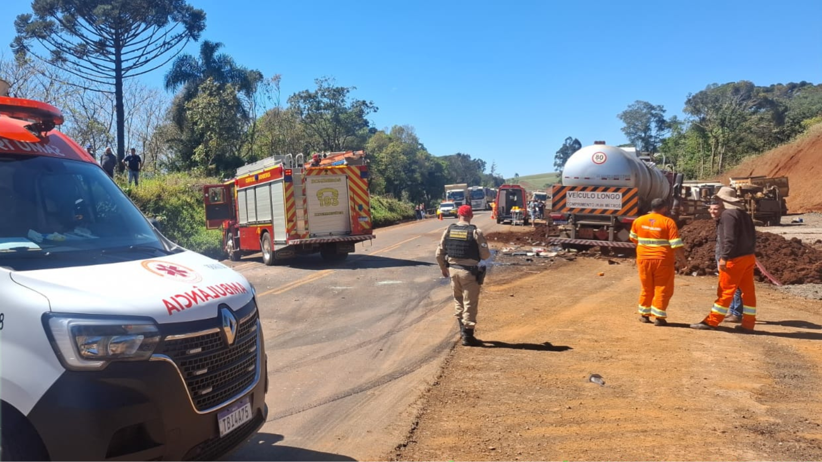 Batida frontal entre caminhões na PRC-466 deixa três feridos em Pitanga (PR)