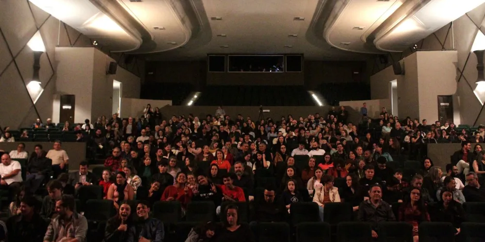 Reinauguração do Grande Auditório reuniu grupos municipais na noite de quarta-feira