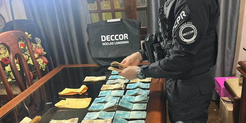 Foram cumpridos 15 mandados de busca e apreensão contra oito policiais penais