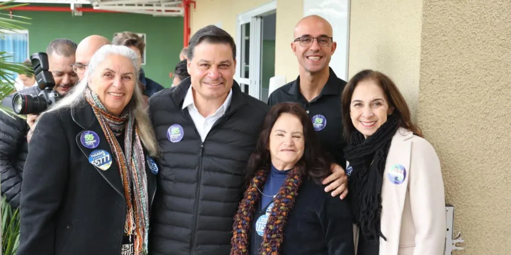 Sandro Alex (ao centro), candidato ao Governo do Paraná