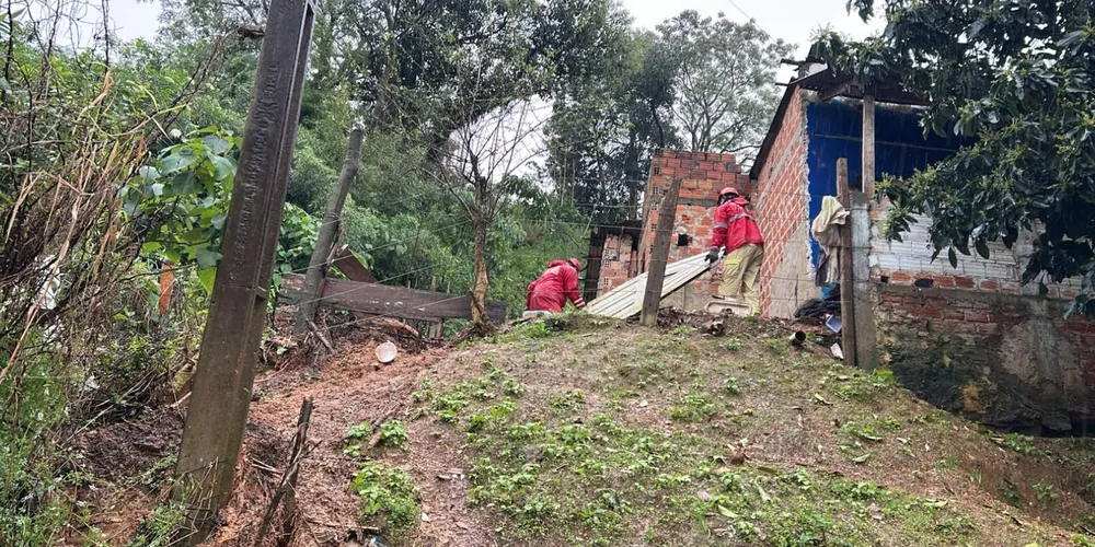 Imagem ilustrativa da imagem Veja fotos do local onde três pessoas ficaram soterradas em Ponta Grossa