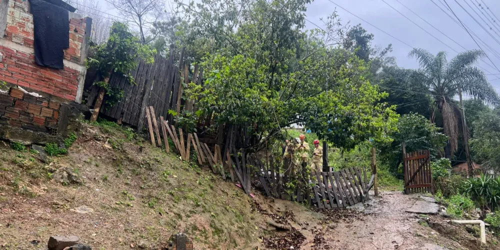Vítimas ficaram soterradas após um deslizamento que atingiu uma casa no bairro Ronda, em Ponta Grossa