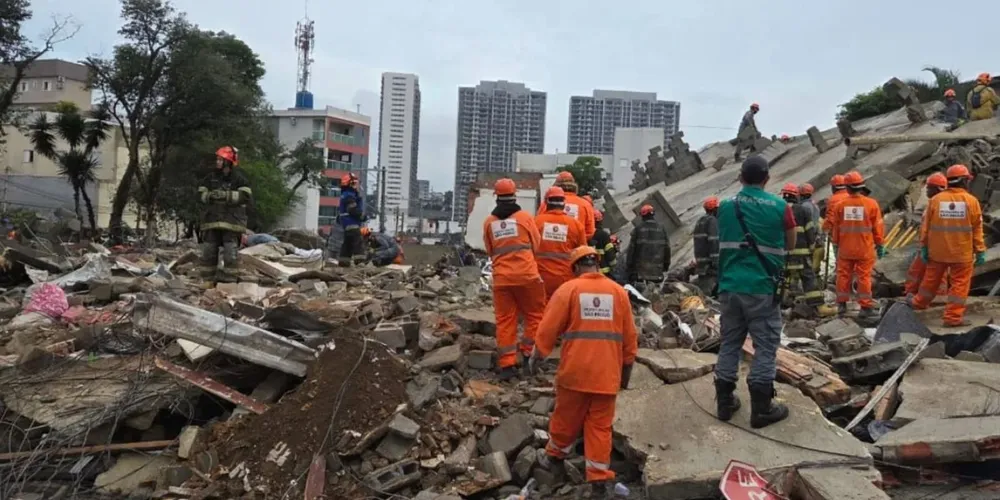 O prédio, que estava em obras, desabou sobre uma casa