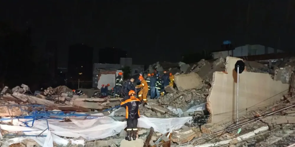 Desabamento de um prédio em construção sobre uma residência na Rua Tequici, no bairro da Penha, zona leste de São Paulo