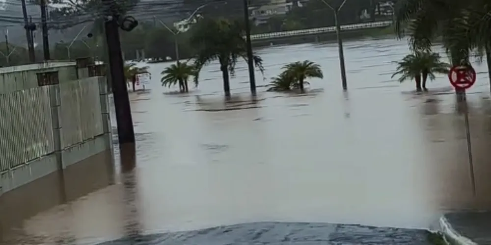 Com o aumento rápido do nível do rio, surgiram pontos de alagamento