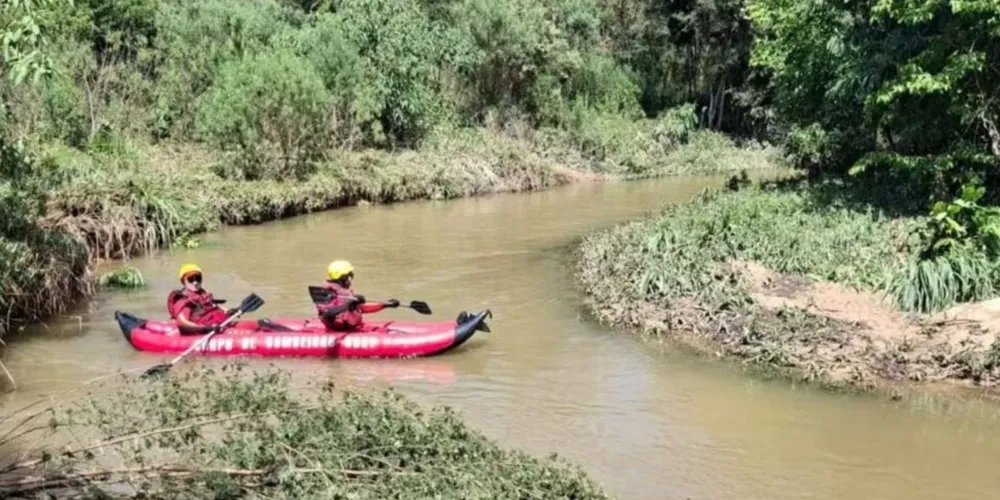 Bombeiros atuam em rio do Paraná durante buscas após fortes chuvas que atingem o estado