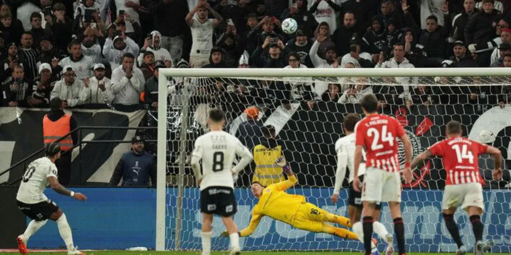 Cobrança de Memphis Depay foi por cima do gol do Estudiantes