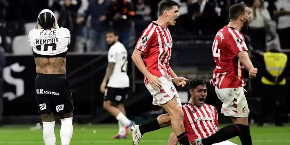 Reação de Memphis Depay à perda do pênalti no fim de Corinthians x Estudiantes pela Libertadores