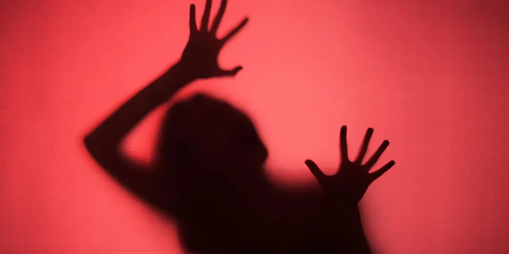 Após as agressões, o homem levou a mulher até uma residência