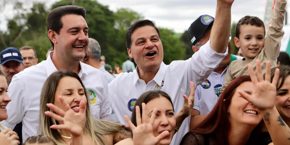 Sandro Alex (ao centro), candidato ao Governo do Estado