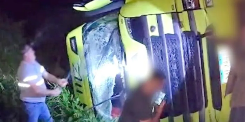O homem foi retirado do caminhão e encaminhado para atendimento médico