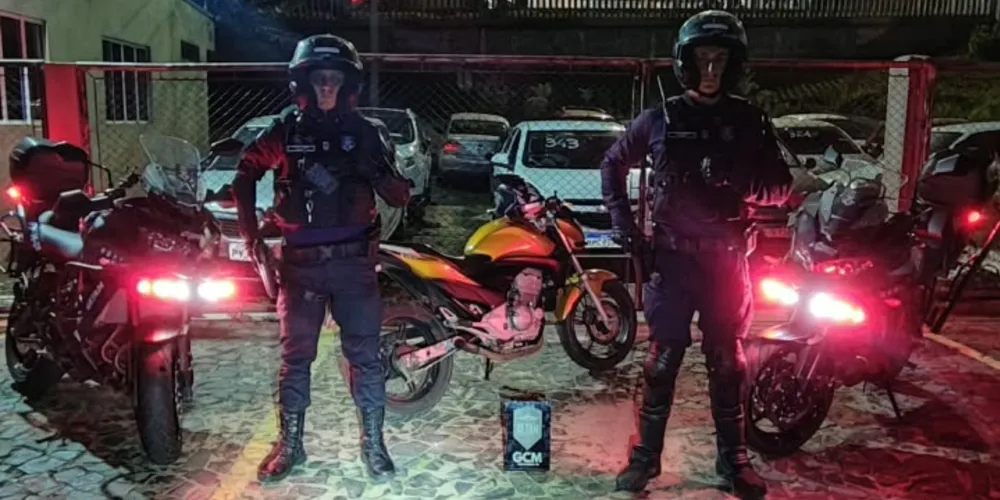 Ele foi encaminhado, juntamente com a motocicleta, para a 13ª Subdivisão Policial (13ª SDP)