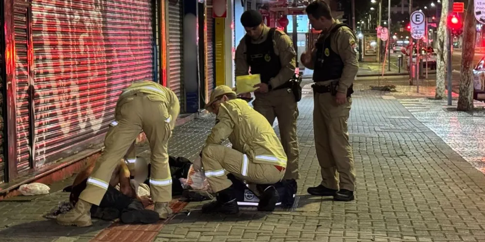 O homem tentou informar aos policiais o nome do suspeito, mas estava em estado de choque